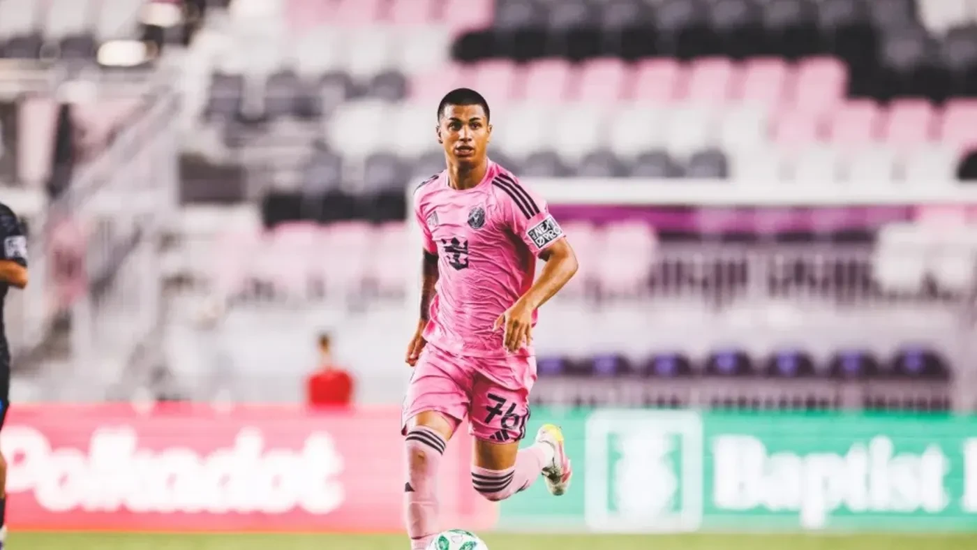 Cesar Abadia dẫn bóng trong màu áo Inter Miami II
