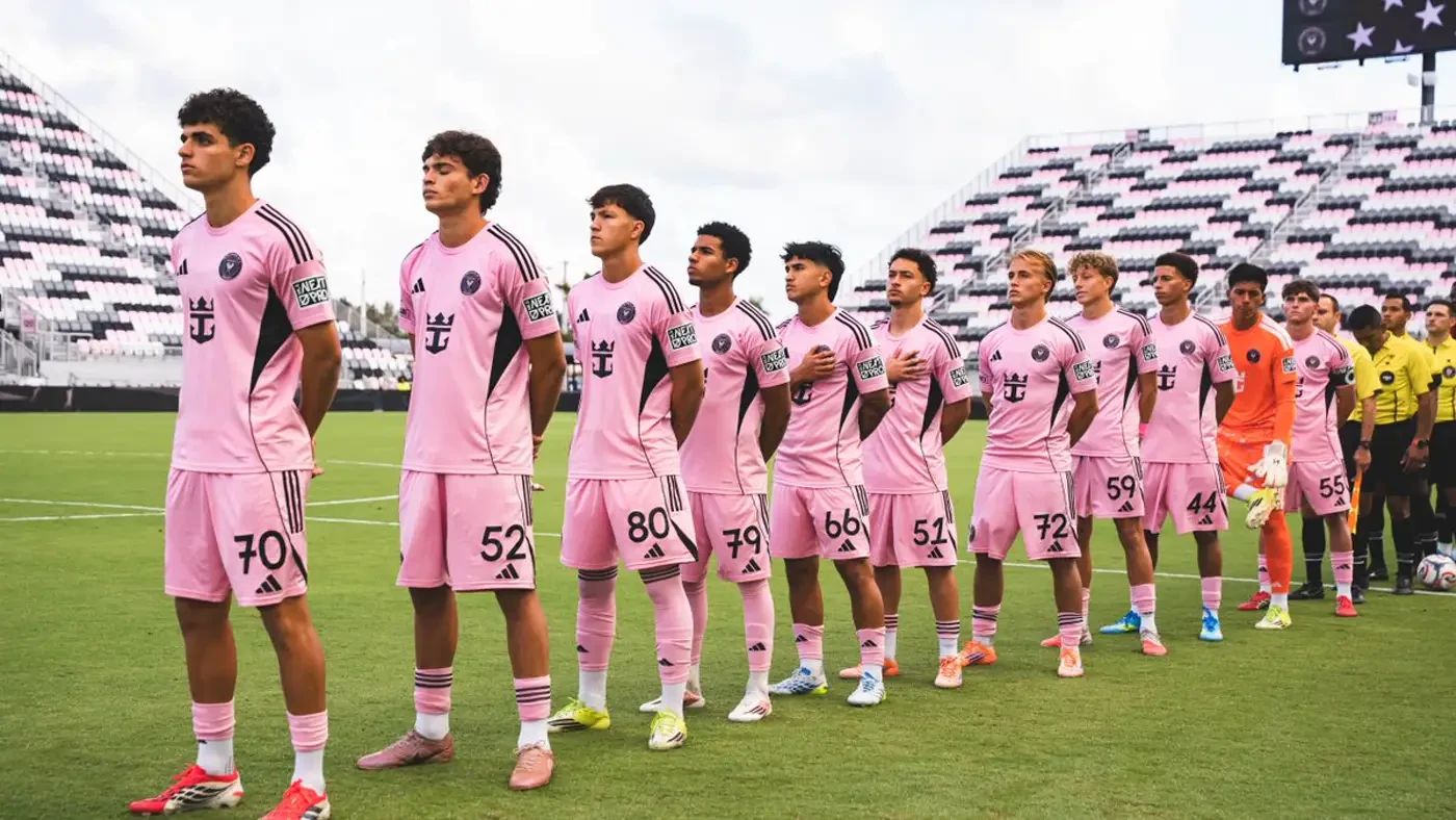 Daniel Sumalla số 70 đứng cùng đội hình Inter Miami II
