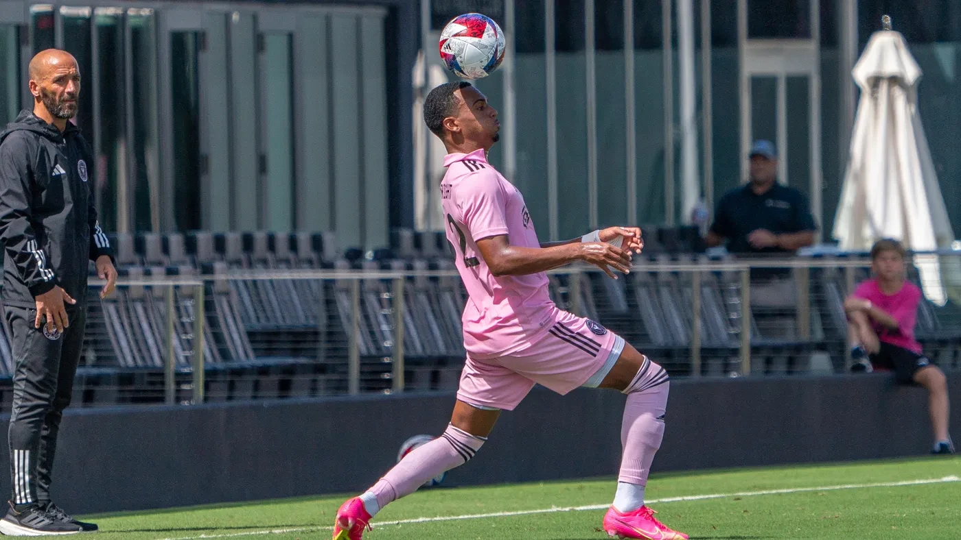 Israel Boatwright khống chế bóng trong màu áo Inter Miami II