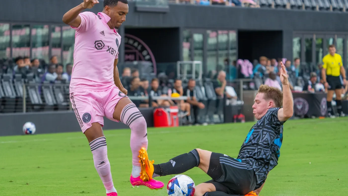 Israel Boatwright tranh chấp bóng cho Inter Miami II