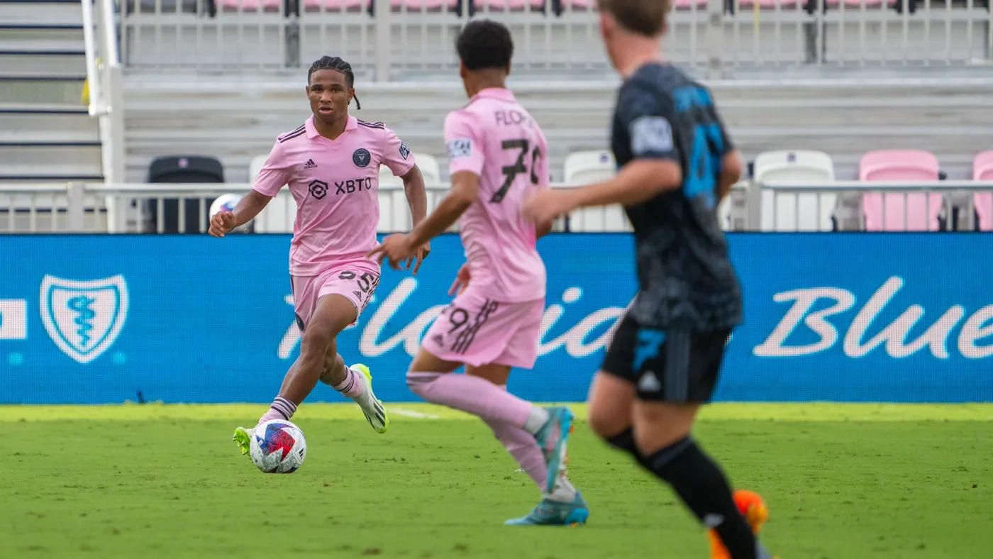 Tyler Hall đưa bóng lên trong một trận của Inter Miami CF II