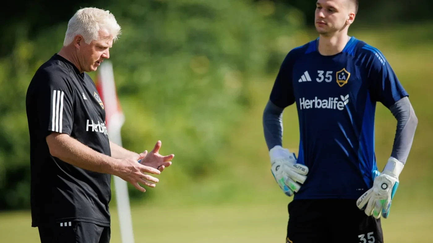 Kevin Hartman trao đổi với một thủ môn LA Galaxy trên sân tập