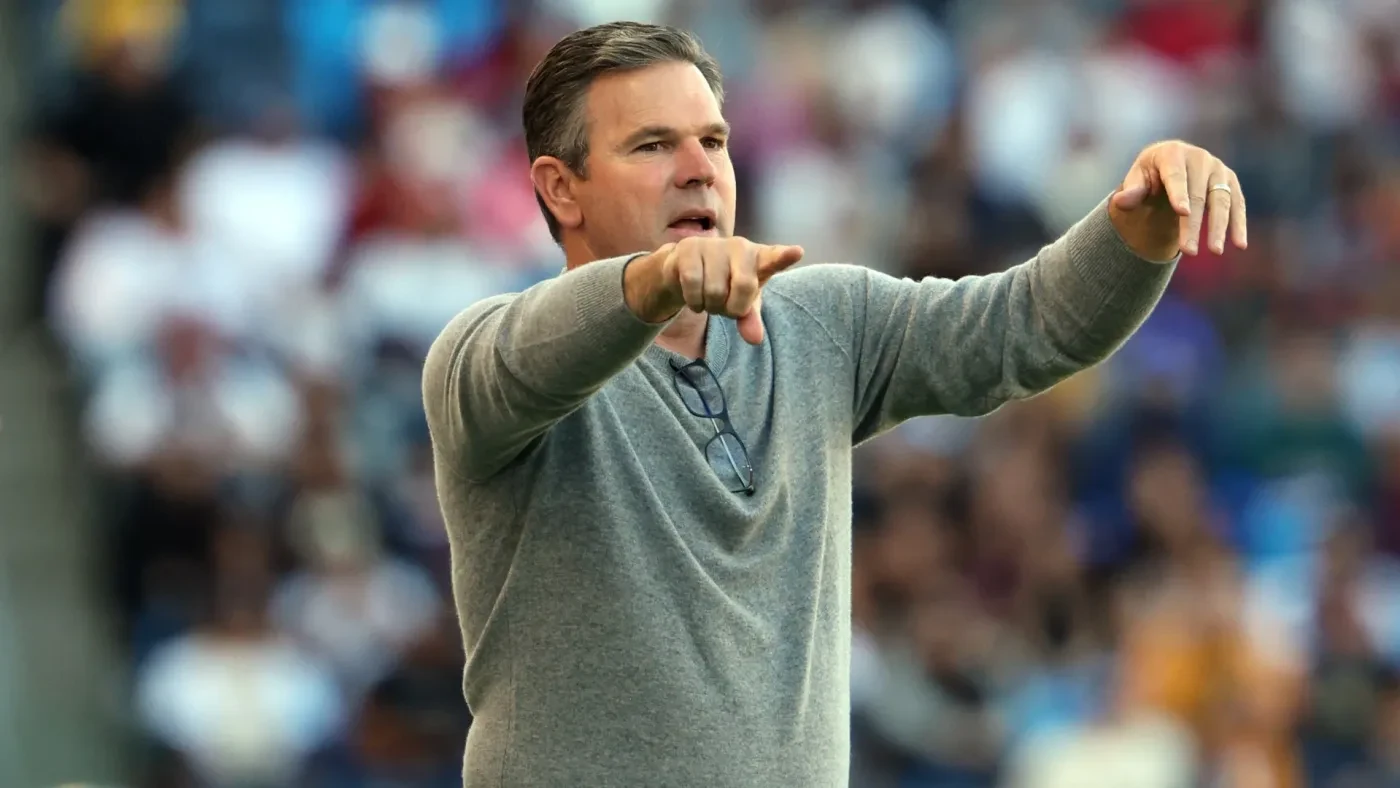 Greg Vanney chỉ đạo cầu thủ trên đường biên