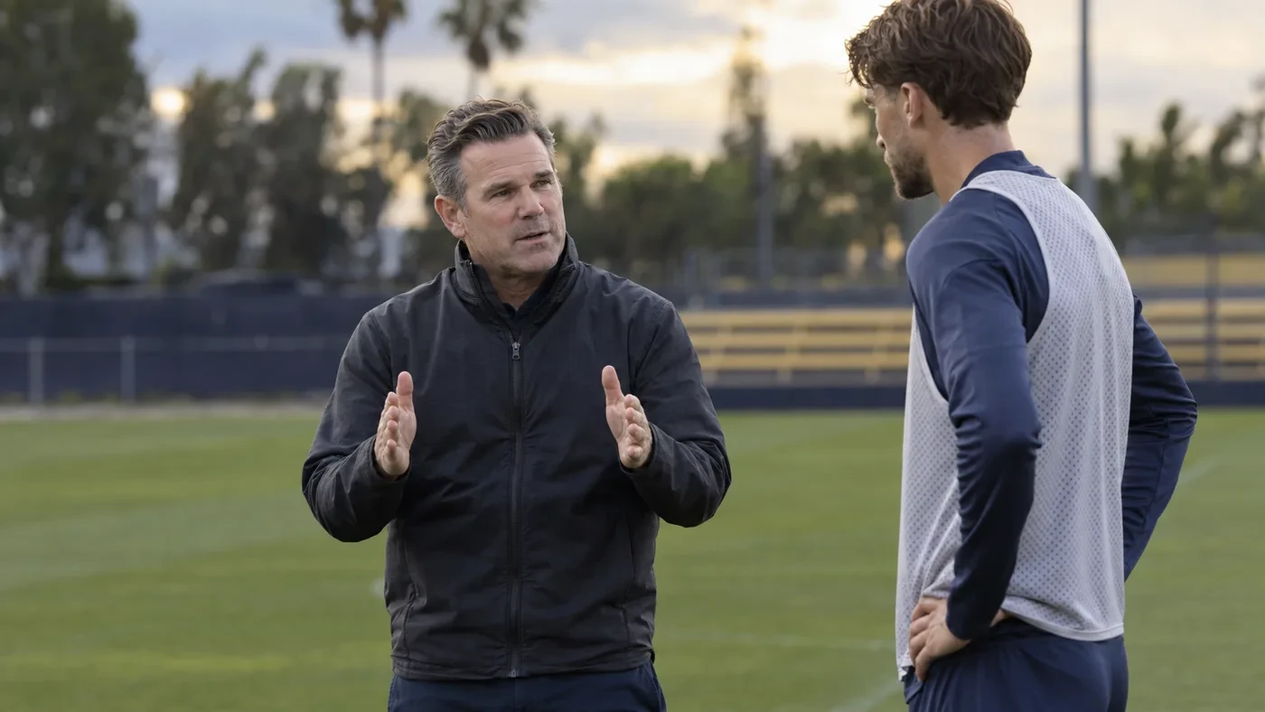 Greg Vanney trao đổi về cự ly với một cầu thủ trên sân tập