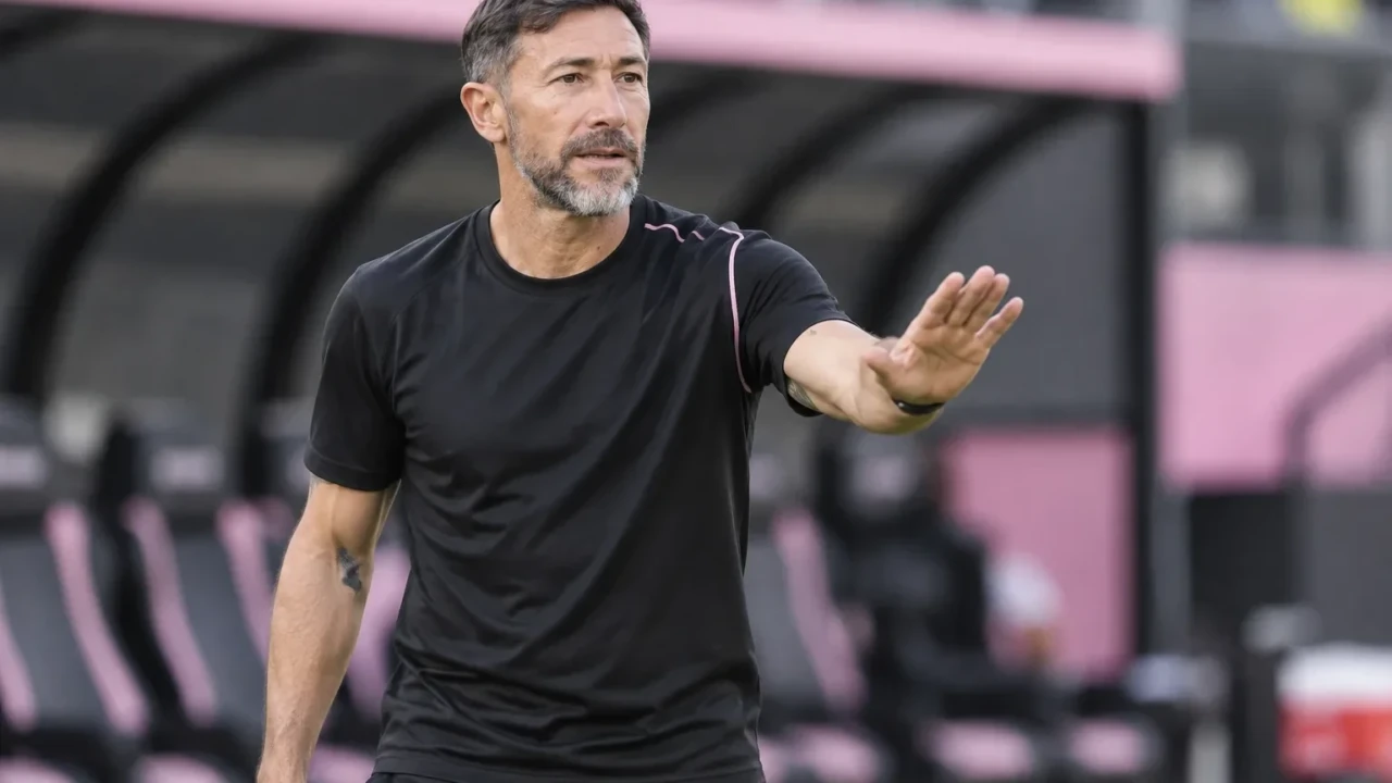 Cristian Kily González chỉ đạo Inter Miami từ khu kỹ thuật