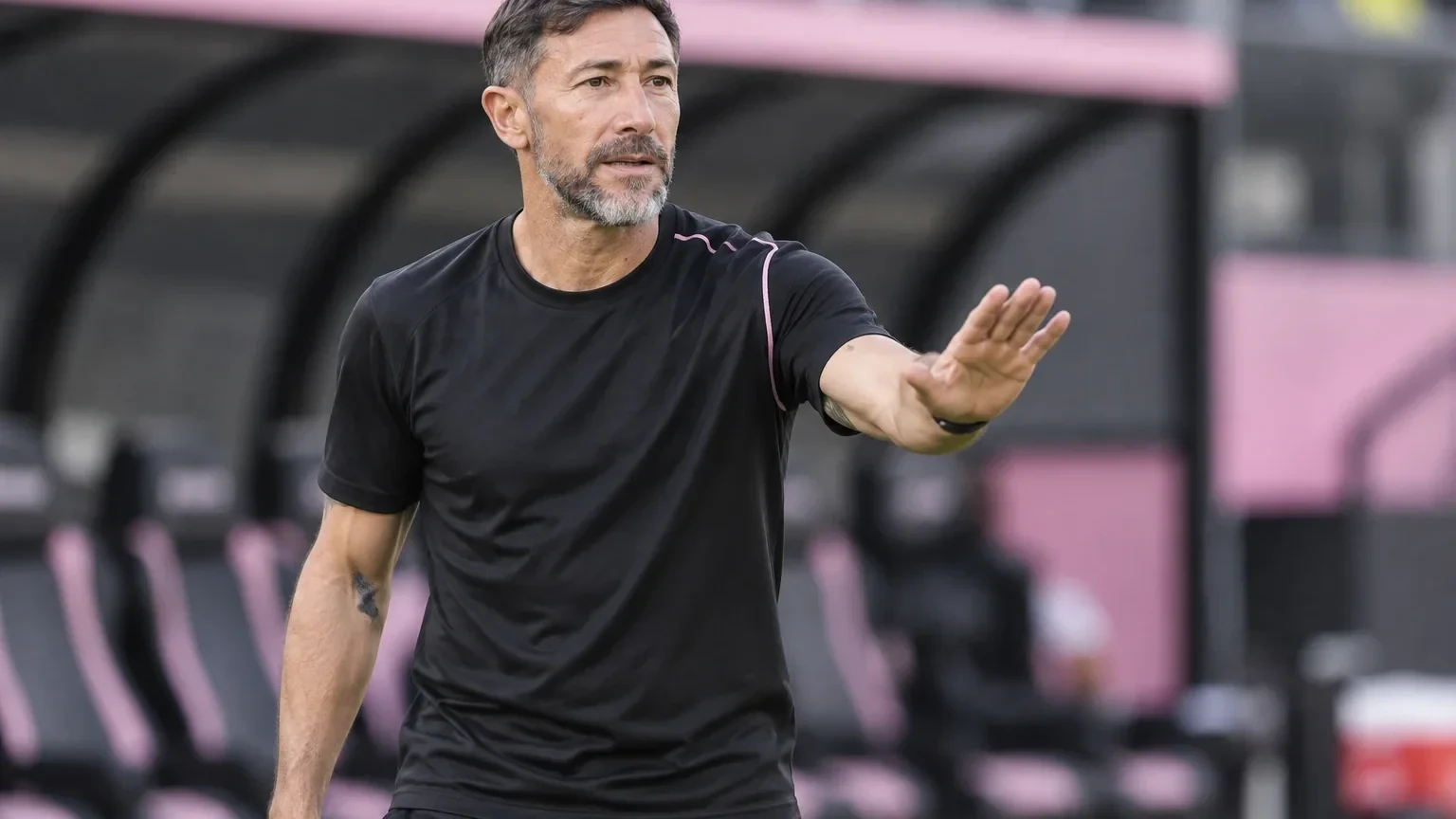 Cristian Kily González chỉ đạo Inter Miami từ khu kỹ thuật