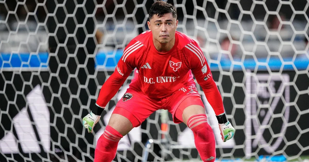 Luis Barraza giữ tư thế sẵn sàng trước khung thành khi còn khoác áo D.C. United