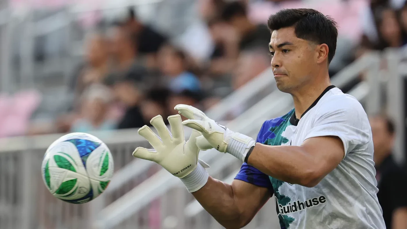 Luis Barraza tập bắt bóng trong trang phục D.C. United