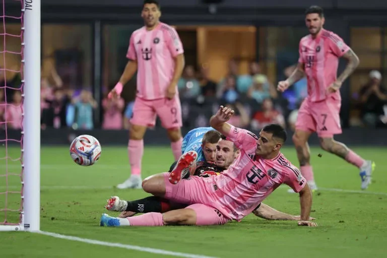 Germán Berterame tranh chấp bóng trước khung thành New York Red Bulls