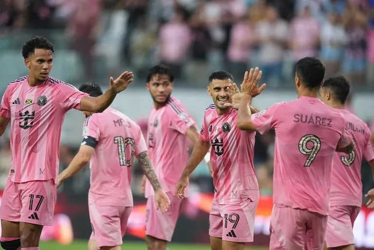 Germán Berterame ăn mừng cùng Luis Suárez và các đồng đội Inter Miami