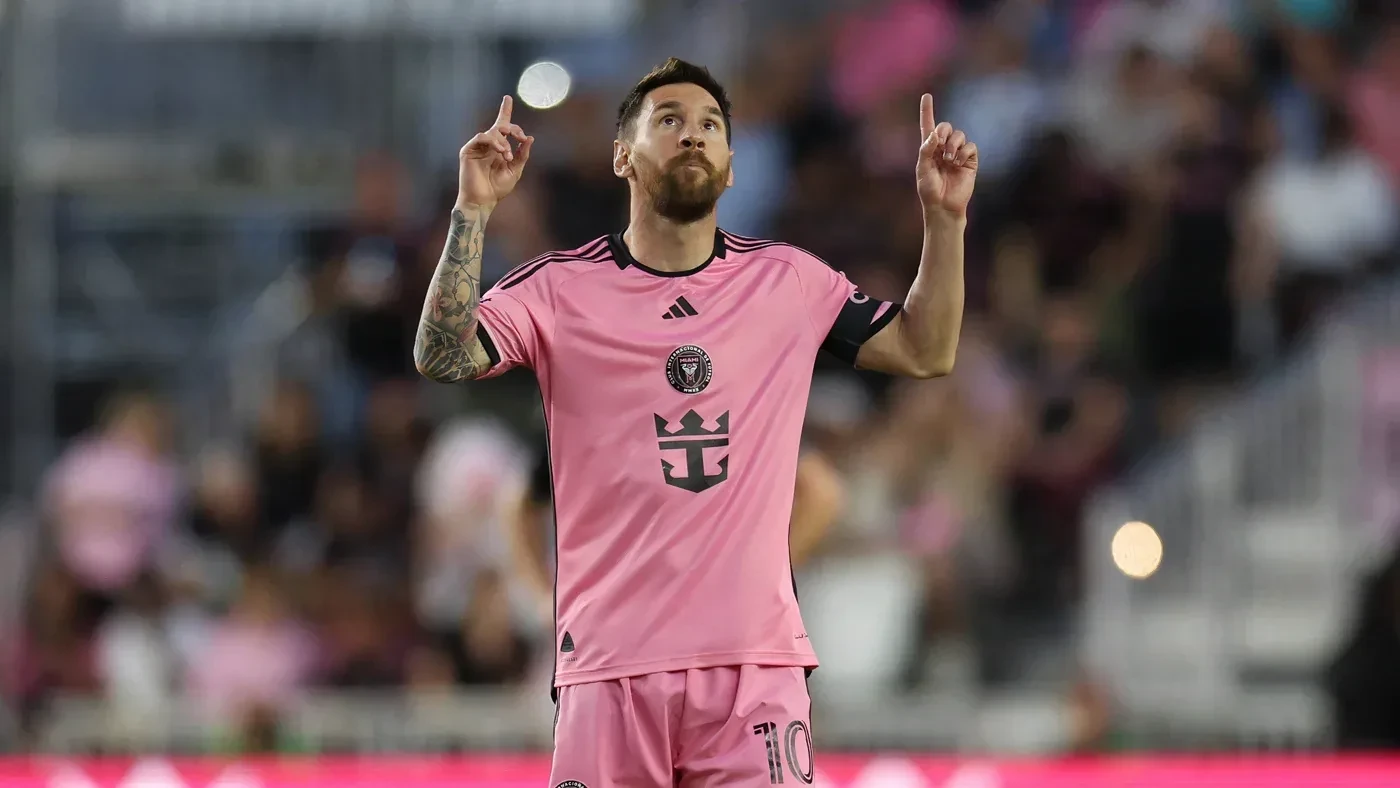Lionel Messi ăn mừng trong màu áo hồng của Inter Miami