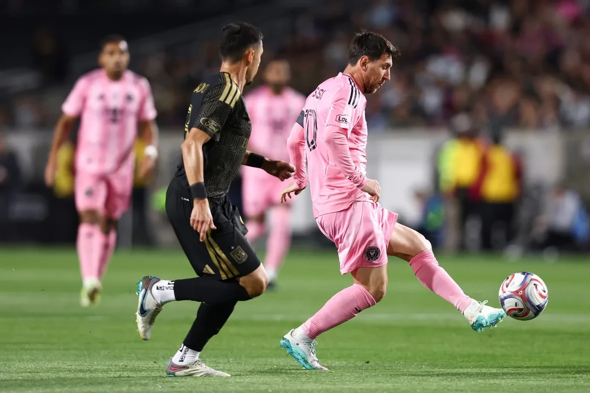 Lionel Messi điều khiển bóng trước cầu thủ LAFC trong màu áo Inter Miami
