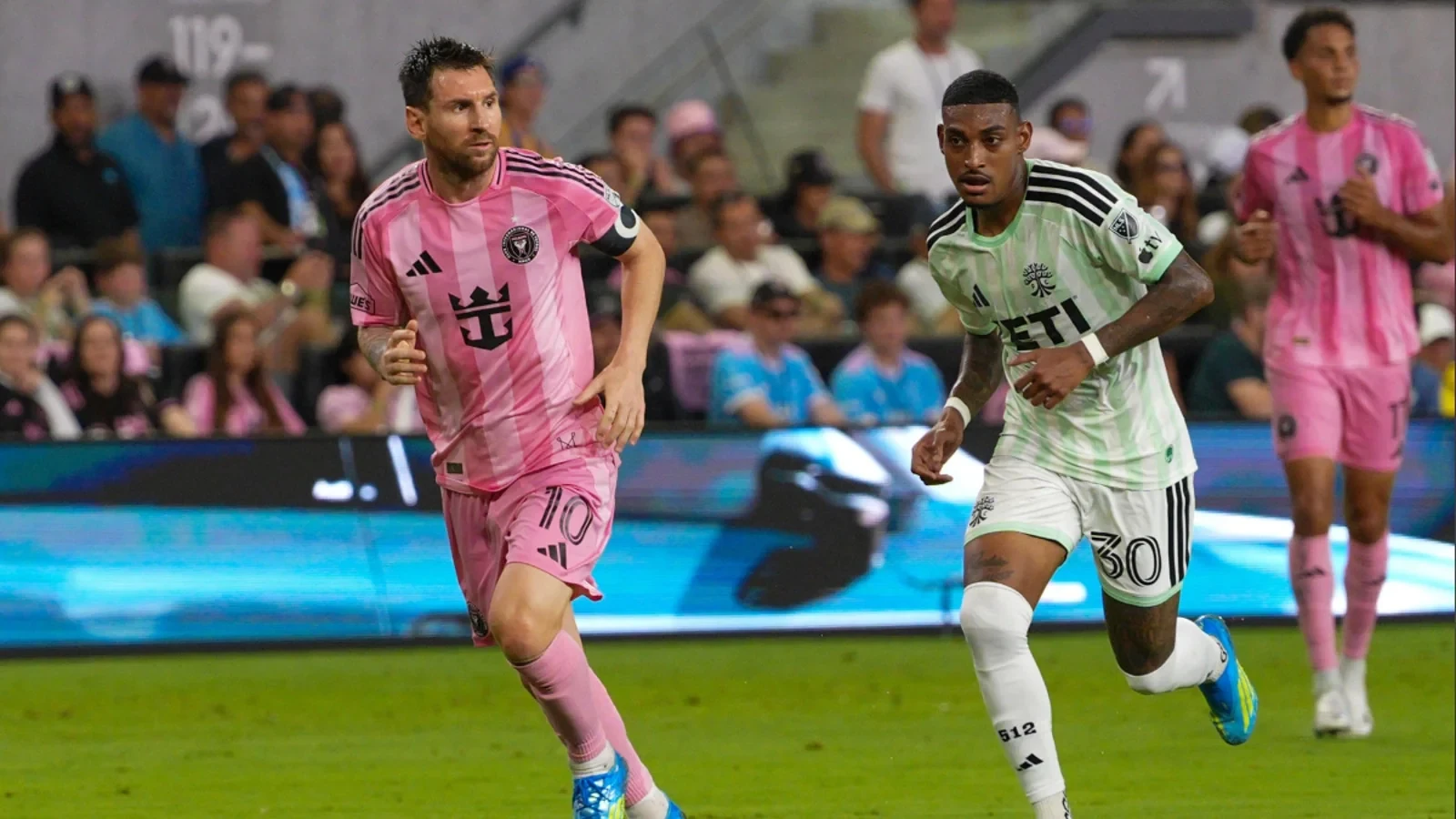 Lionel Messi di chuyển trong màu áo Inter Miami cạnh cầu thủ Austin FC