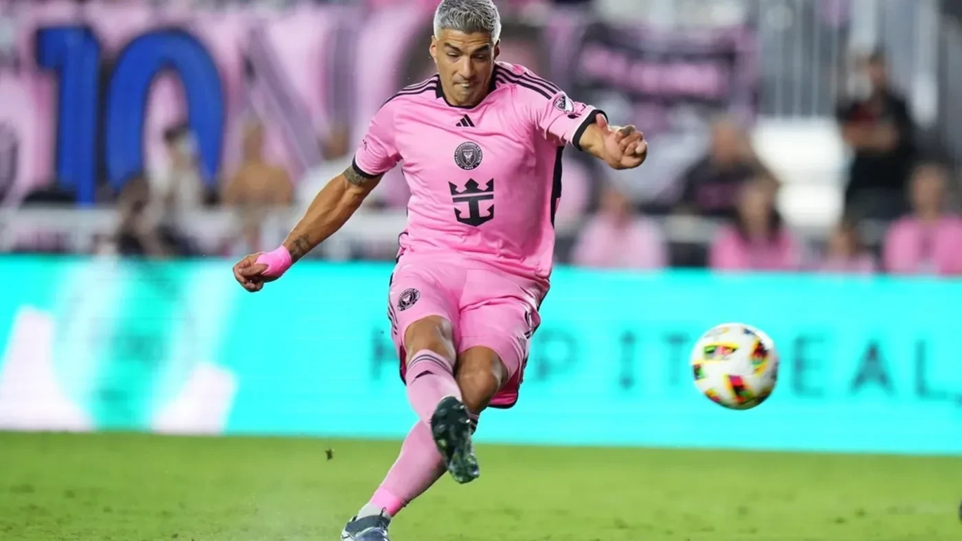 Luis Suárez dứt điểm bằng chân phải trong màu áo Inter Miami