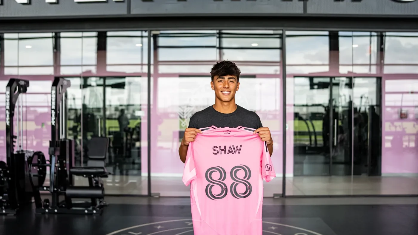 Alexander Shaw cầm áo số 88 trong ngày ký hợp đồng đội một Inter Miami
