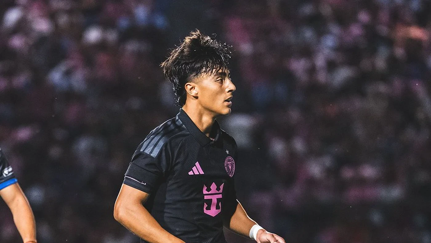 Alexander Shaw di chuyển trong màu áo đen của Inter Miami