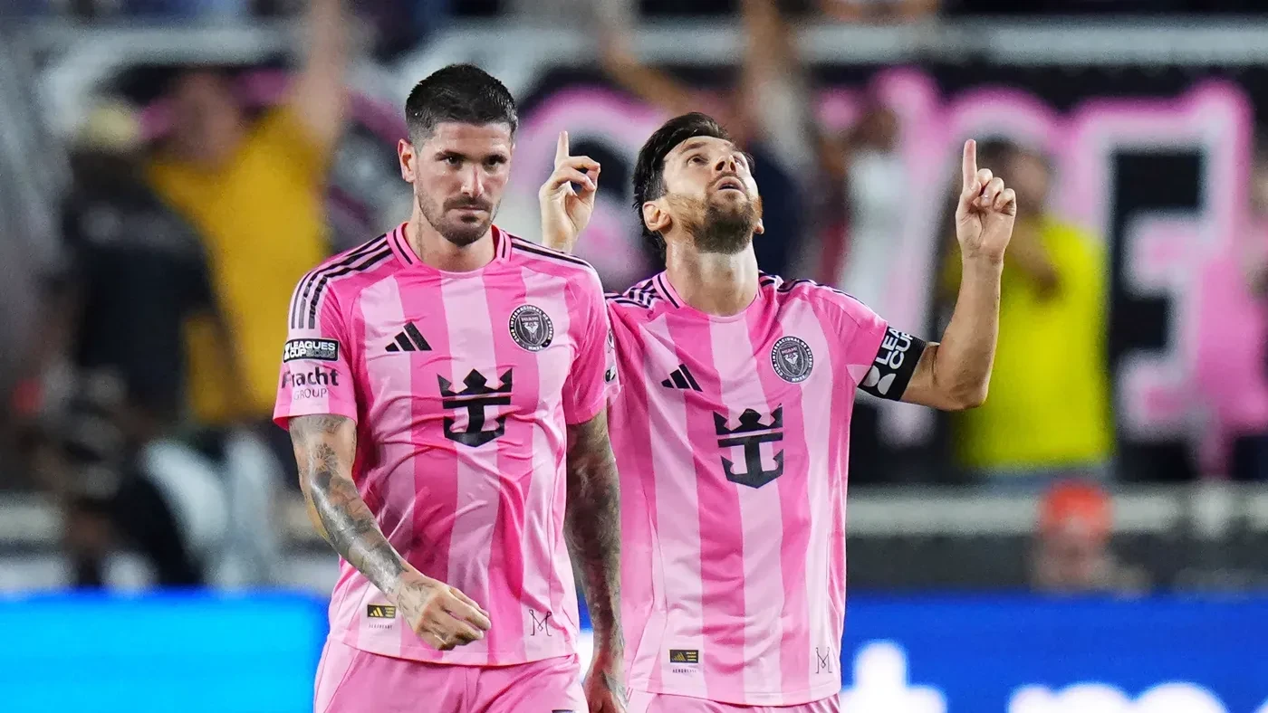 Rodrigo De Paul đứng cạnh Lionel Messi sau một trận đấu của Inter Miami