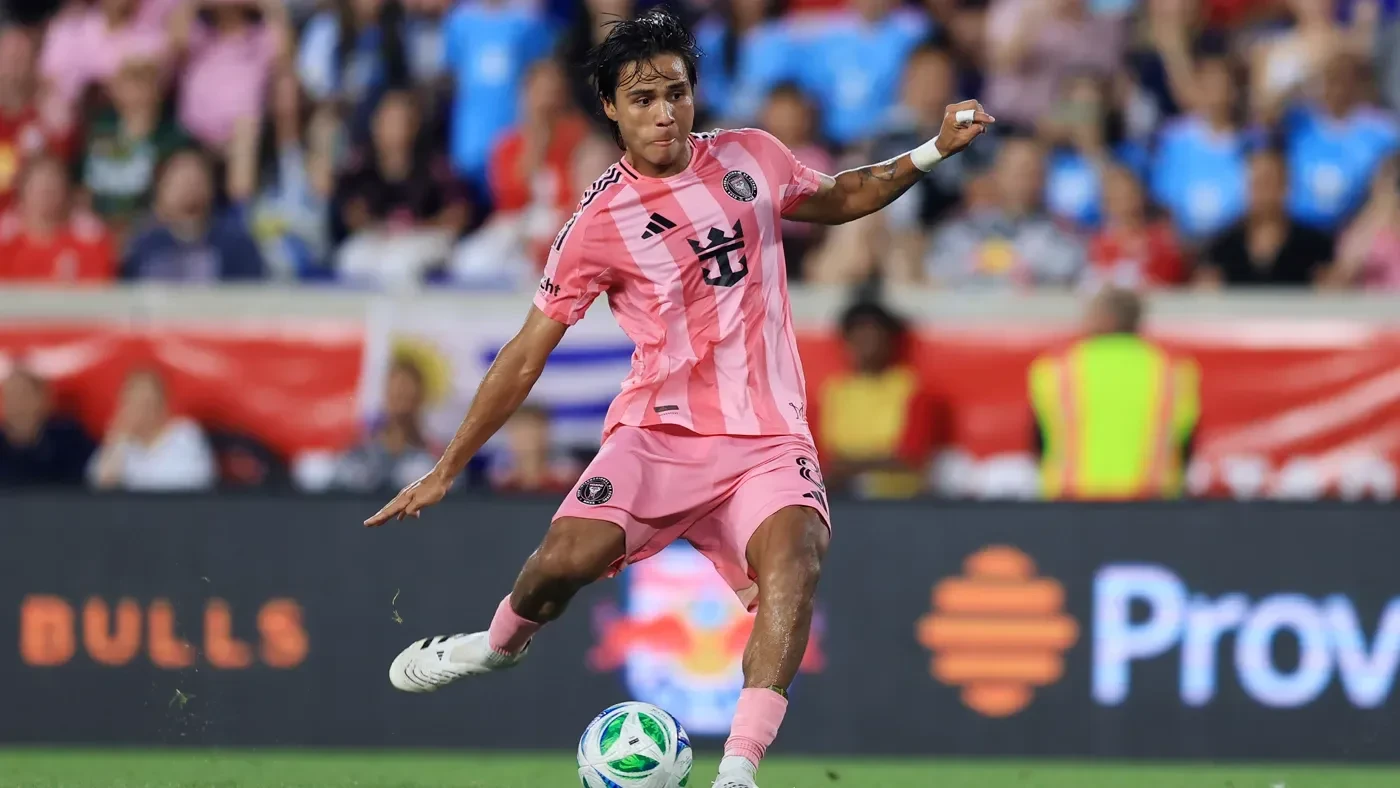 Telasco Segovia điều khiển bóng trong trận đấu của Inter Miami