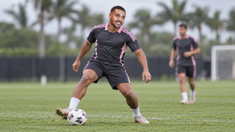 Minh họa Yannick Bright chặn đường chuyền trong bài tập Inter Miami